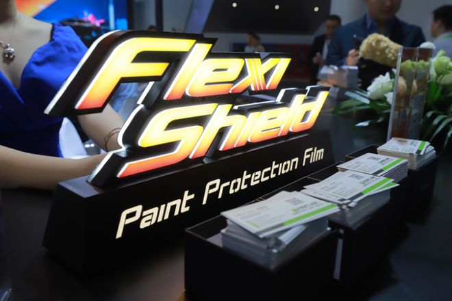 当亚马逊闪蝶“栖”上车窗固驰仿生学窗膜惊艳九州展(图2)